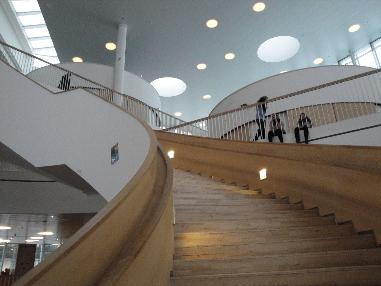 学校のロゴにもなっている階段と円形型の視聴覚室