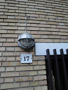 家の番号をランプの下に付けているとところもある。郵便配達などには、わかりやすく便利かもしれないが、ランプの位置が中途半端。