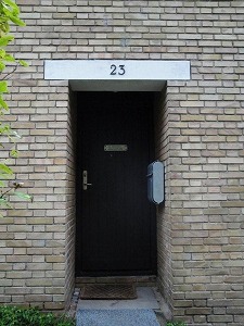 この家は家の番号が真ん中にあり、右手に郵便箱がついている。
