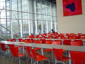 赤い椅子が映える食堂