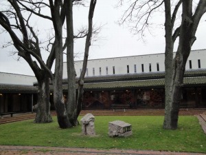 建物の庭にある3本の大木.<br>奥の壁にヘニング・ダルゴウの絵が見える。