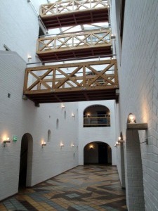 増築部分を結ぶ廊下と、ヘニング・ダルゴウがデザインした床のタイル。