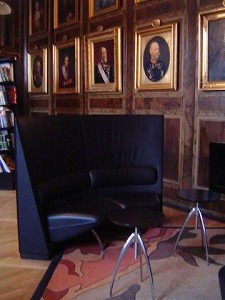 フィリップ・スタルクの家具が置かれた長官室内部