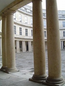 中庭回廊の円柱