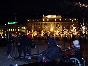 コンゲンスニュートウ広場で夕方スケートをする人たち