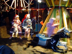 木馬に乗る子供たち