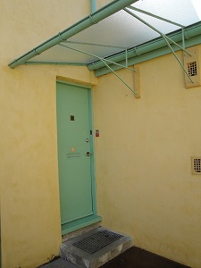 正面玄関のドアと雨避けの庇