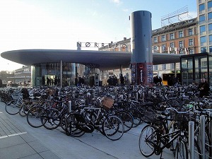 駅の出口から離れた所に、自転車置き場が作られ、出入り口が混雑しなくなった。