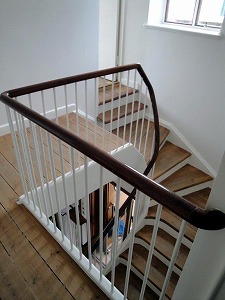 家庭内別居をしていたので、二階の階段の角に、AJの部屋に行くために付け足した不自然な２段の階段がある。