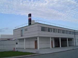 建物の側面と屋根の煙突