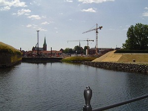 クロンボー城の堤の修復と旧造船所