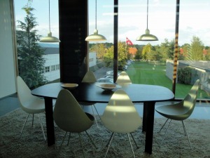 新しく販売されたヤコブセンのドロップ椅子のある会議室。窓の外、左の白い建物は、現在展示室に変わった元工場。テーブルはハイメ・アジャンのデザイン。