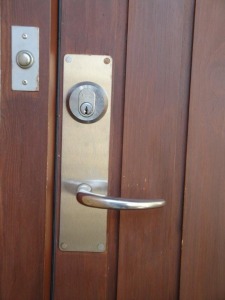 ドアの錠は、防犯のため両側から開ける仕組み。