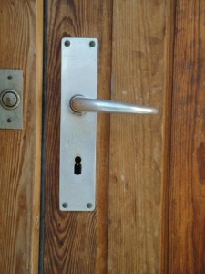 古い型の錠は、鍵穴が大きく中の様子が外から分かり、簡単に開けられてしまう。