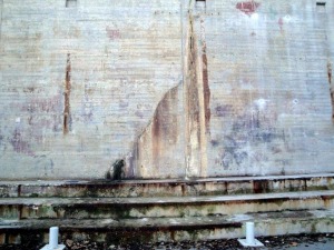 錆や塗料が残る造船所の壁。