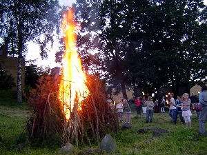 焚き火を囲む住民