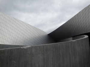 建物の表面はアルミで覆われ、菱形の文様が建物を覆ってる。