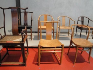 手前赤い板の上:<br>
左側中国椅子、中央1934年にアーネ・ヤコブセンがデザインした中国椅子。右側1930年にソーレン・ハンセンがデザインし、フリッツハンセン社が作ったダンストールと呼ばれる椅子。<br>
後ろはウェグナ—のチャイニーズ椅子シリーズ。