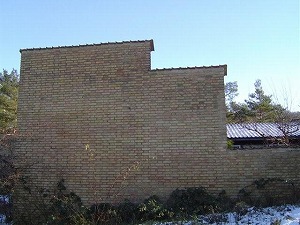 建物の外壁と塀