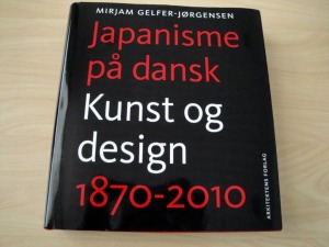 2013年に発行された。「1870年から2010年までのデンマークの芸術とデザインにおけるジャポニズム」。デンマーク語版と英語版がある。