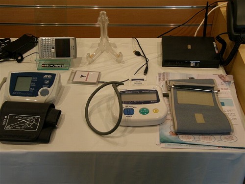 開発された血圧測定器の展示　クリックすると拡大します。