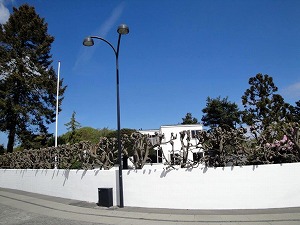 二つの通りの角にある、ヤコブセンの自邸とカーブした塀。庭には、枝振りが太く自然に曲がった木が植えられている。