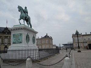 アマリエンボー王宮広場の銅像から、王宮の建物の奥にオペラハウスを見る。この銅像は、A.P.M財団が修理した。