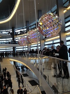 建物の空間は広く、オラファ・エリアソン作の３つの万華鏡のランプが光り輝く。